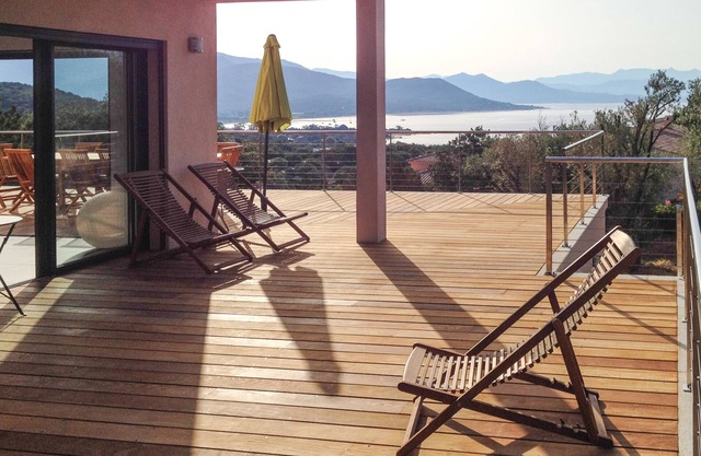 Villa con impresionantes vistas al mar, a 5-10 minutos a pie de la playa, para 12 personas