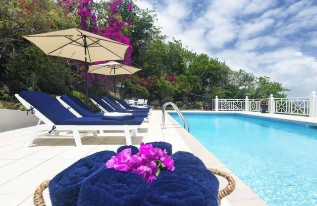 Impresionantes vistas al mar, cerca de la playa, piscina privada y exuberantes jardines tropicales, áreas de descanso
