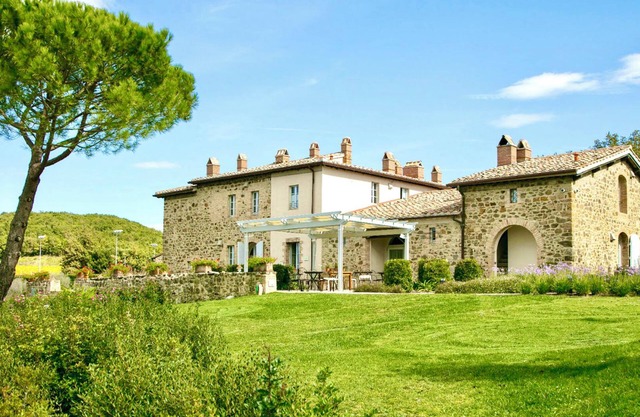VILLA BRUNELLO - Doce Habitaciones Villa, Capacidad 24