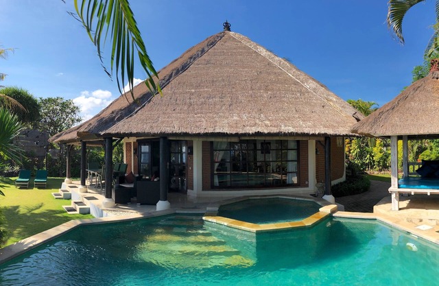 Villa Bundar: Luxury Beachfront Villa Con Personal