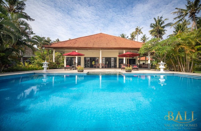 Villa Burung · Impresionante frente al mar, piscina infinita 3BR