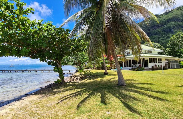 Villa junto al mar con playa y gran jardín en el corazón de la bahía.
