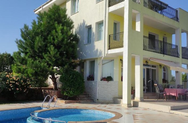 Villa Byala Grape House