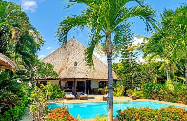 Villa Cahaya, beachfront, 2 Bedrooms w/ensuite baths, private pool fully staffed