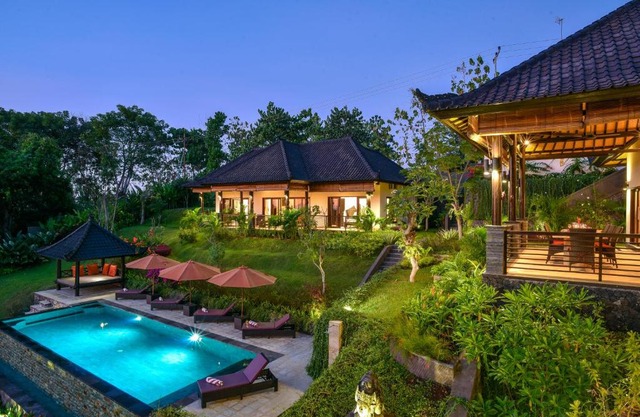 VILLA CAHAYA Perfectly formed by the natural surrounding and Balinese hospitality