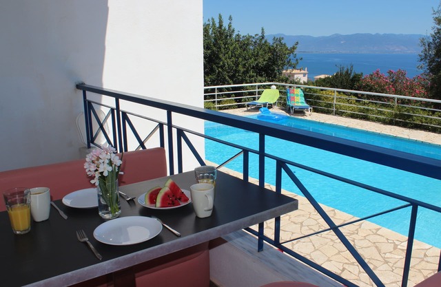 Villa CALLIOPE 2 dormitorios, 2 baños, piscina privada, vista al mar. EOT con licencia.