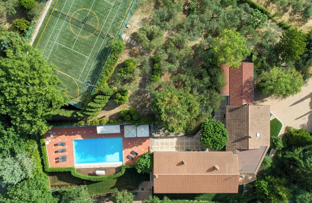 Villa Canonica, sleeps up 15. A/C. Tennis court, pool, gym area, EV charger