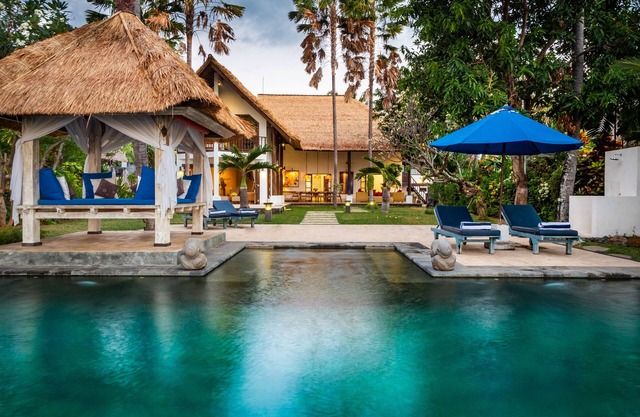 Villa Cantik: Villa de lujo frente a la playa que incluye piscina infinita y personal.