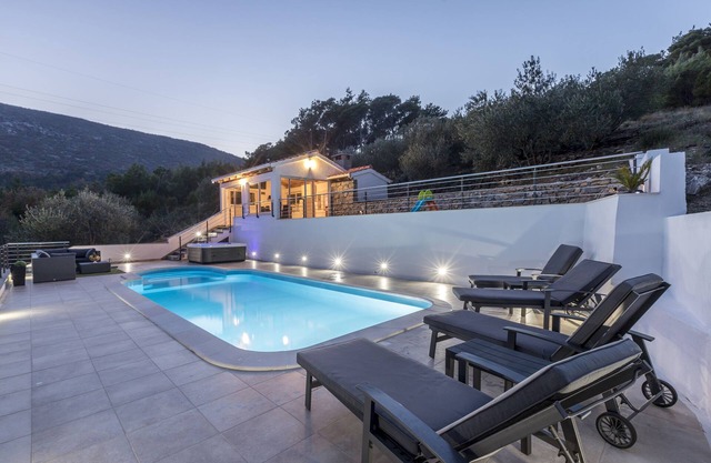 Villa Carica es una casa de lujo con piscina y jacuzzi ubicada en el lugar secreto