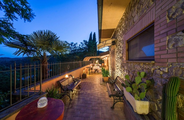 Villa Carla in Murlo, 300sqm detached villa with garden veranda and swimming pool.