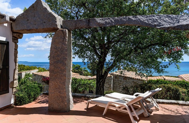 Villa 'Casa 13' con vistas al mar, terraza privada y aire acondicionado