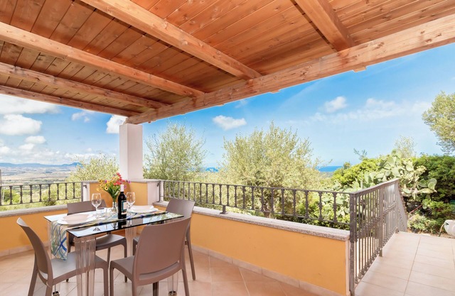 Villa Casa Angus con vistas parciales al mar, aire acondicionado, jardín y terraza; admite mascotas