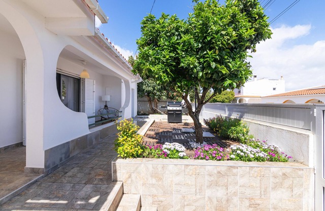 Villa 'Casa Das Laranjeiras - Portimao' with Mountain View, Private Garden and Wi-Fi