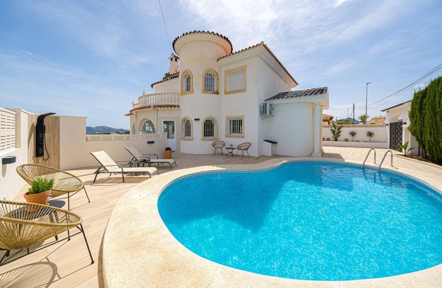 Villa "Casa Metro" con piscina, jardín, balcón, aire acondicionado y Wi-Fi