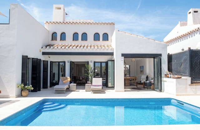 Villa 'Casa Trebol - Piscina privada' con vistas a la montaña, Wi-Fi y aire acondicionado