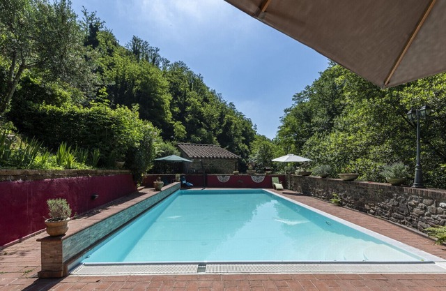 Villa Castelvecchio-Villa with pool along a torrent in the Tuscan countryside