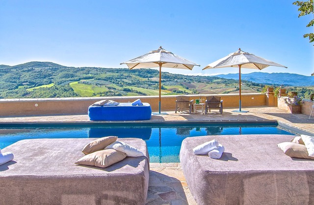 Villa, piscina privada, casa club, mesa de billar, vista impresionante, barbacoa al aire libre y horno de pizza, jardín privado, área de comedor al aire libre, atracciones cercanas, ciudades históricas en Umbría