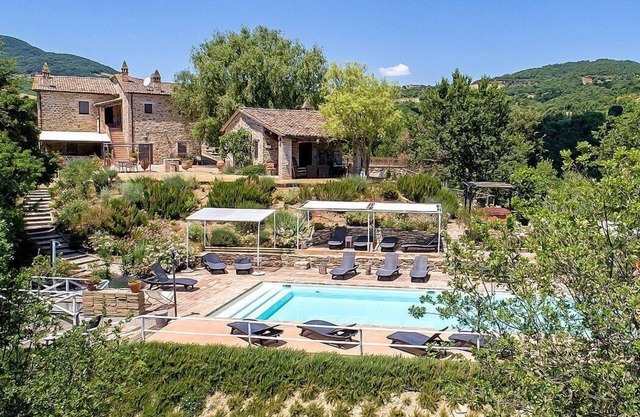 Villa Cenobio G: A characteristic and welcoming two-story apartment that is part of an ancient country house made of stone, with Free WI-FI.
