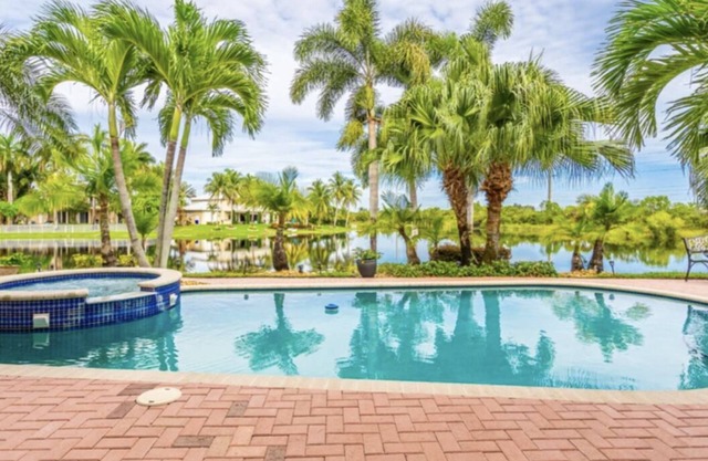 Villa,centrally located with lake,views, jacuzzy,pool,mini golf.events paradise