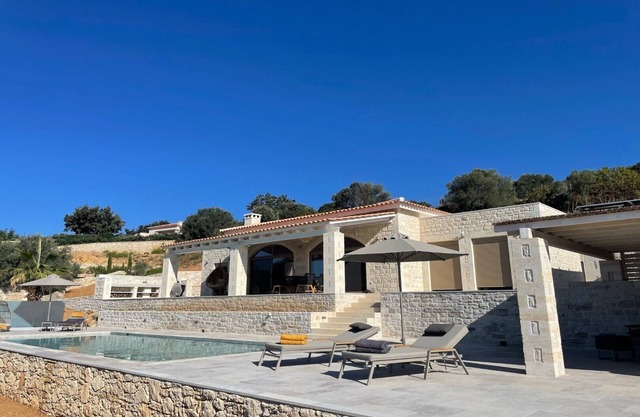 Villa Chalarosi, de piedra natural con vistas panorámicas y piscina climatizada