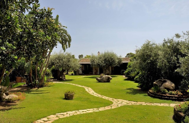 Villa Charlie se encuentra a 100 metros de la playa de Porto Giunco