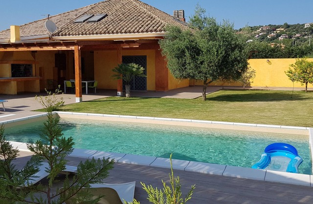 Villa Chloe, a pocos km de Cagliari con piscina privada, jardín, césped verde.