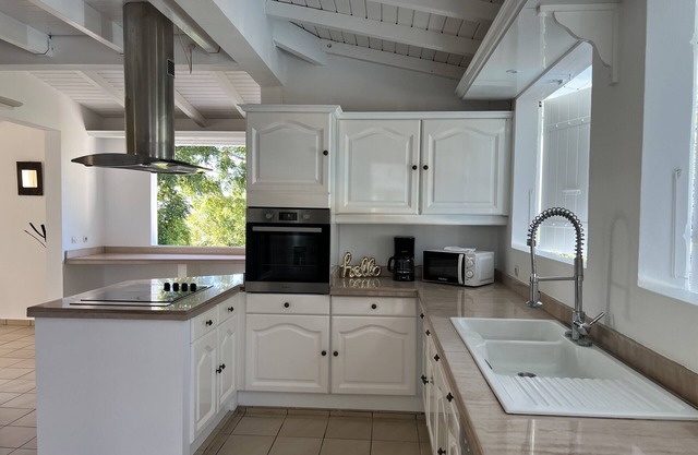 VILLA CHOISY - SPACIOUS AND INTIMIST, PRIVATE POOL AND SEA VIEW