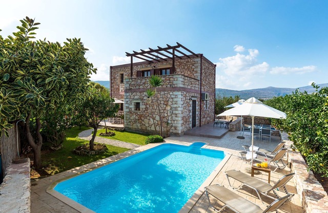 Villa Chryssa, villa de piedra con piscina privada en el pueblo de Neo Chorio, Chania Creta