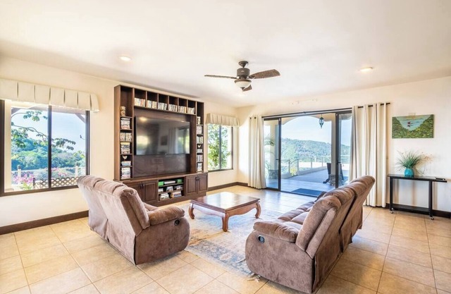 Villa Cielo by Jacó luxury home with pool