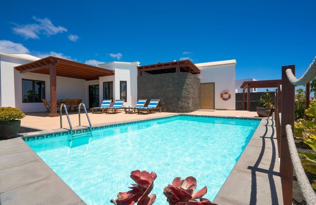 Villa Clara, zona tranquila en Tías con piscina privada, climatizada y barbacoa.