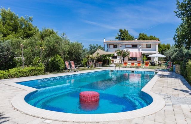 Villa Claudia con vistas al mar, piscina, aire acondicionado, a 5 minutos de las playas de Alba Adriatica