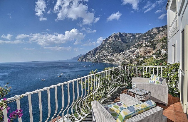 Villa Cleopatra: una villa elegante y acogedora de dos pisos construida con vistas al mar.