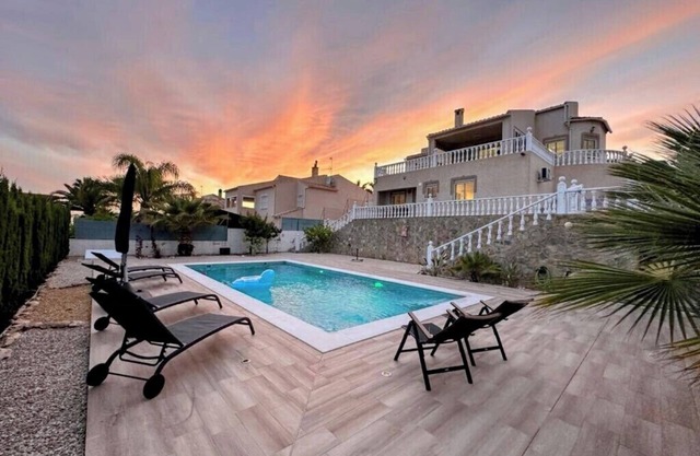 Villa close to beaches, restaurants and all amenities, Alicante region.