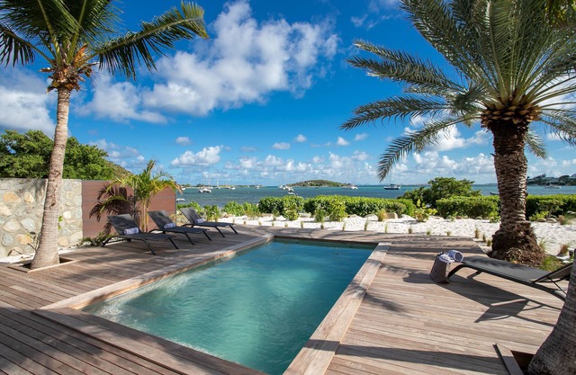 Villa Coco SXM- Luxury Beachfront Villa with private pool and amazing sea views