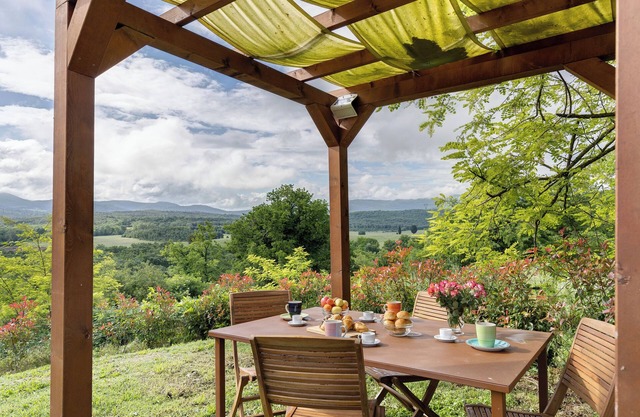 Villa 'Con Piscina E Recinto' con piscina compartida y jardín privado