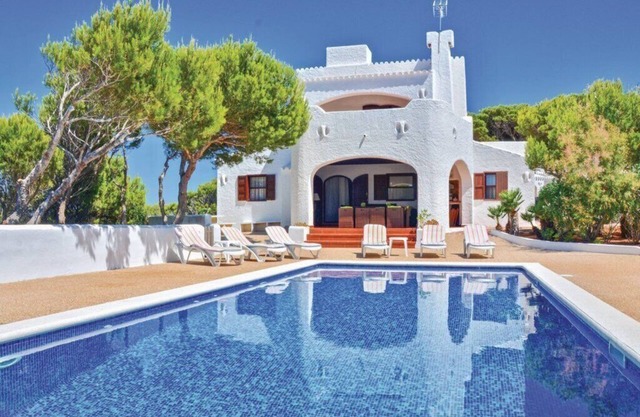 Villa con piscina y terraza con vistas al mar