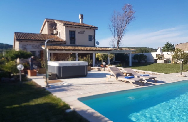 Villa con piscina privada y jacuzzi esterna idromassaggio.