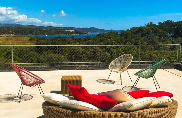 Villa Contemporaine, vue sur la Baie de Santamanza