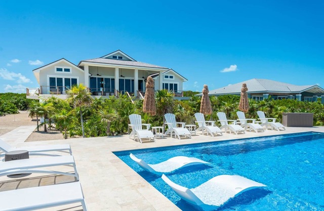 Villa Coral, Beachfront w/ Pool - Newly Built Designer Home
