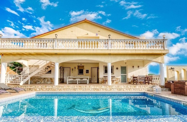 Villa "Costacabana - Villa Madonna", vistas a la montaña, terraza, piscina privada y Wi-Fi