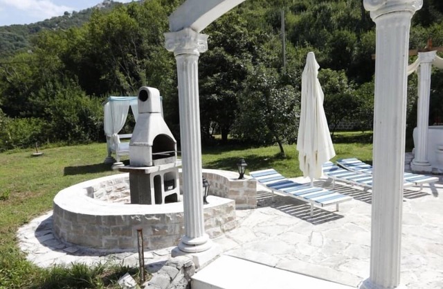 Gran villa de piedra con piscina privada y jardín