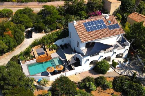 Villa d'architecte, piscine et jacuzzi, à quelques mètres de la plage