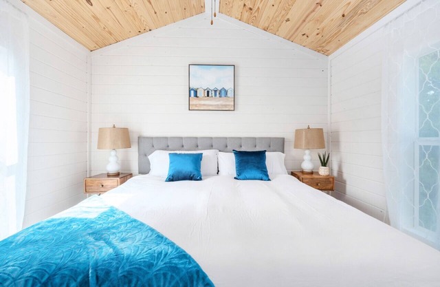 King Bed Romantic Tiny House + Outdoor Games + Minutes to Lake Guntersville