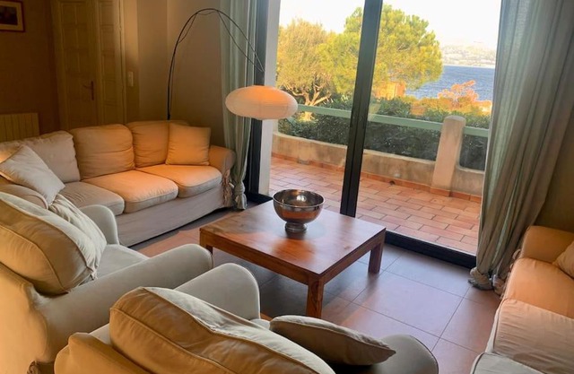 villa d'exception avec piscine , au bord de la mer