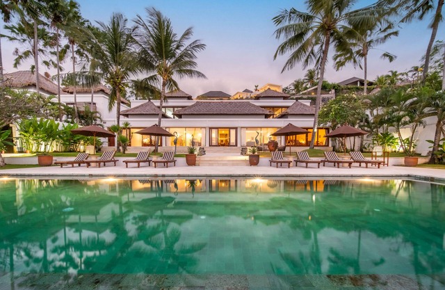 Villa Dahlia, 4 bed Oceanfront Retreat, with Chef and Butler Candidasa
