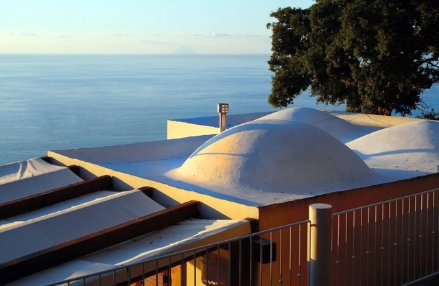 Villa Dammuso en Sicilia con piscina infinita y vista panorámica impresionante