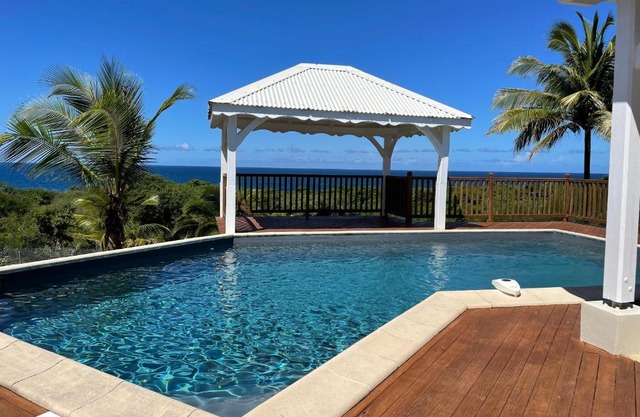 Villa de 4 chambres avec vue sur la mer piscine privee et jardin clos a Le Moule a 1 km de la plage