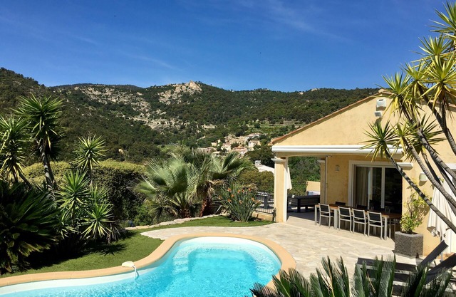 VILLA DE CHARME, GOLFE St TROPEZ, AU CALME, BELLE VUE DEGAGEE, PISCINE CHAUFFEE