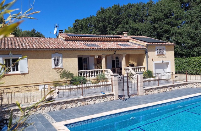 Villa de Standing à 5mn de Uzès, Grande Piscine, mini parc enfant, Idéal Famille