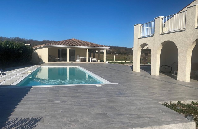 Villa de Lidia - between friends-family-colleges, near MEETT/pool/parking/Clim